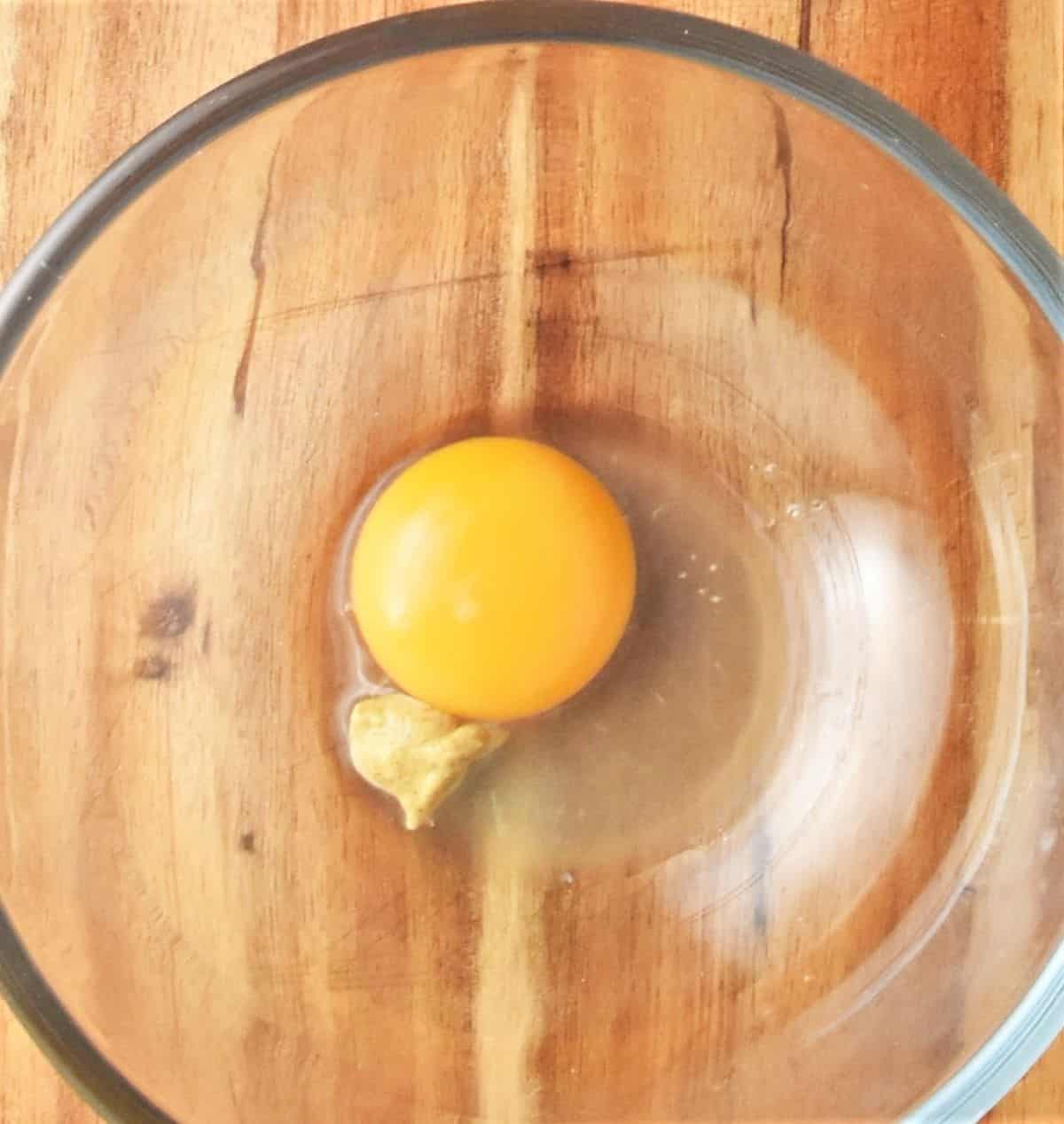 Egg yolk and mustard in bowl.